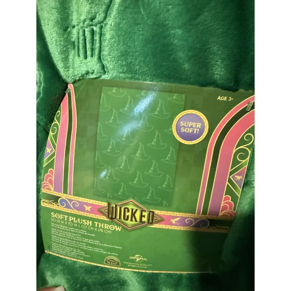 NWT Wicked Green Elphaba Witch Hat 50” X 70” Super Soft Plush Throw Blanket
